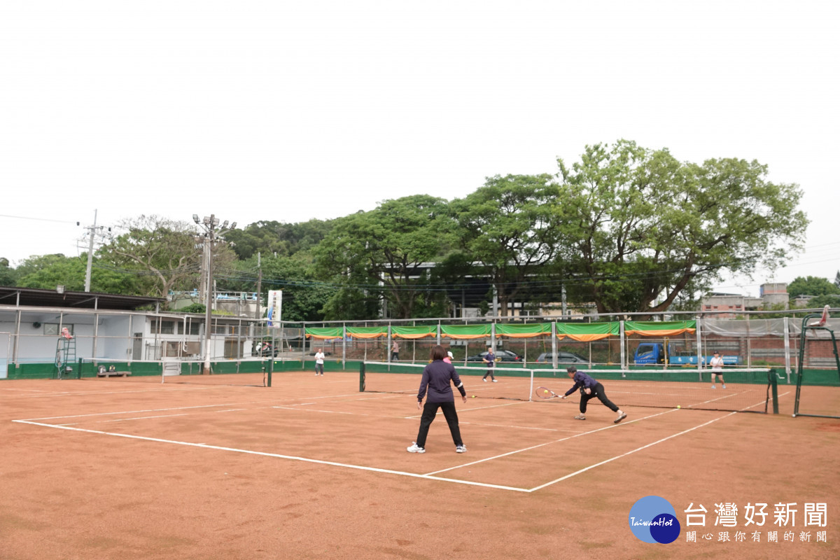 楊梅網球場整修工程完工啟用，提供優質安全運動場所。<br />
<br />
