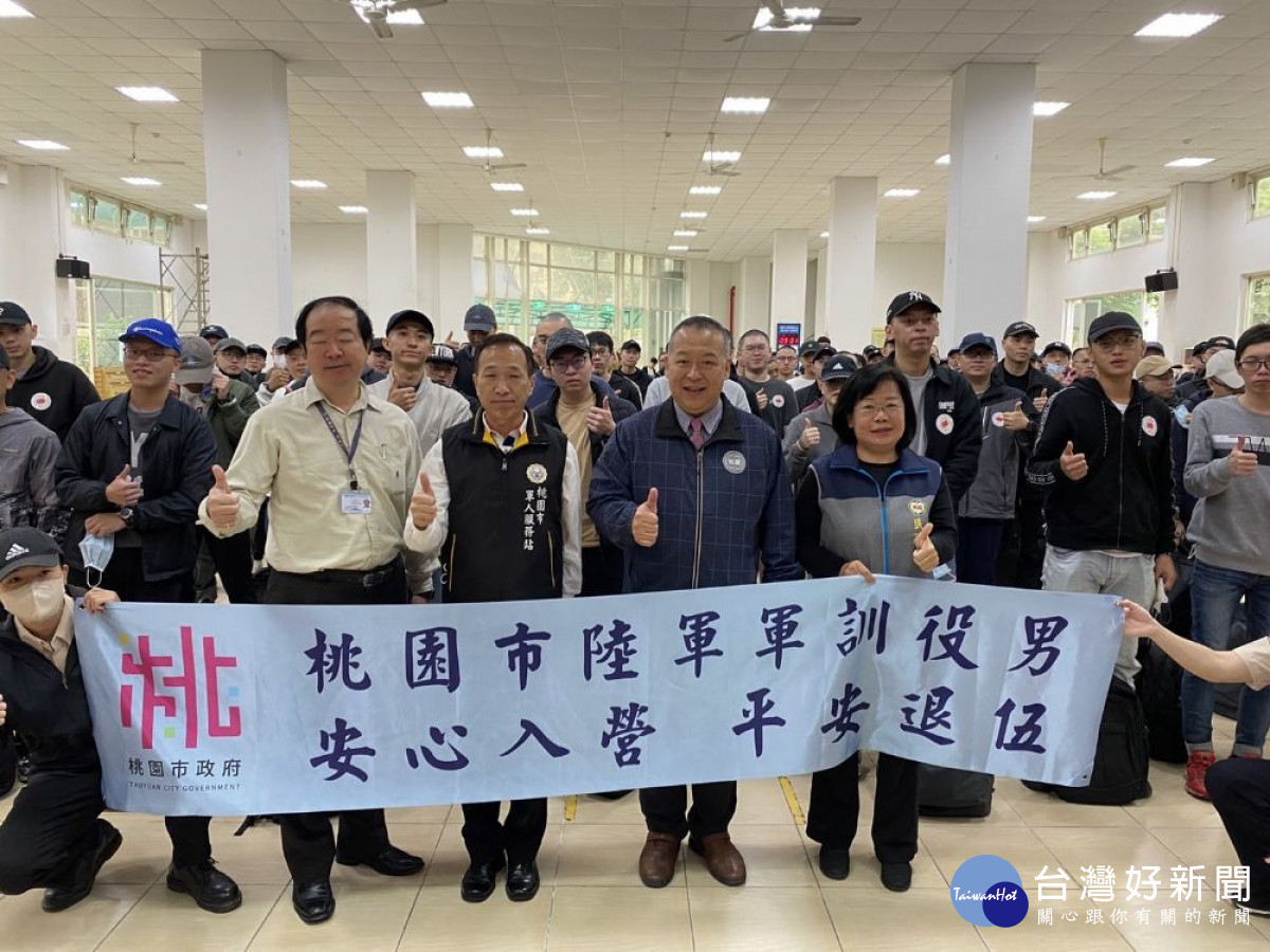 民政局長劉思遠代表桃園市長張善政，前往集合現場慰勉役男，祝福大家安心入營、平安退伍。