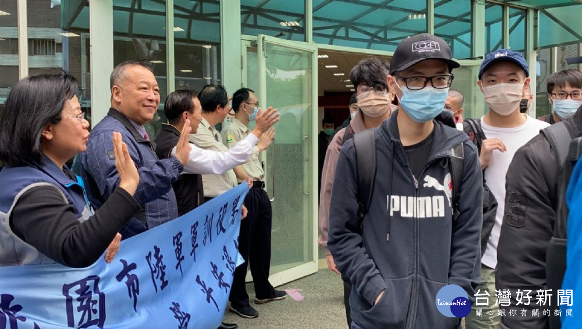 民政局長劉思遠代表桃園市長張善政，前往集合現場慰勉役男，祝福大家安心入營、平安退伍。