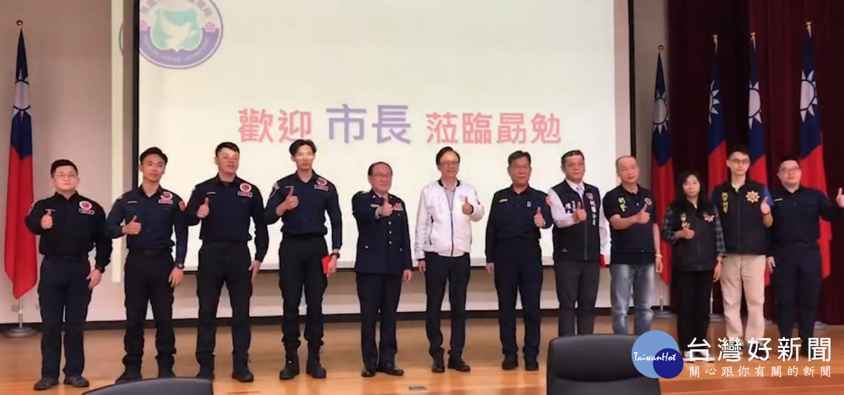 桃園市長張善政蒞臨桃園警察分局，頒獎鼓勵破獲百家樂職業賭場的辛勞員警。