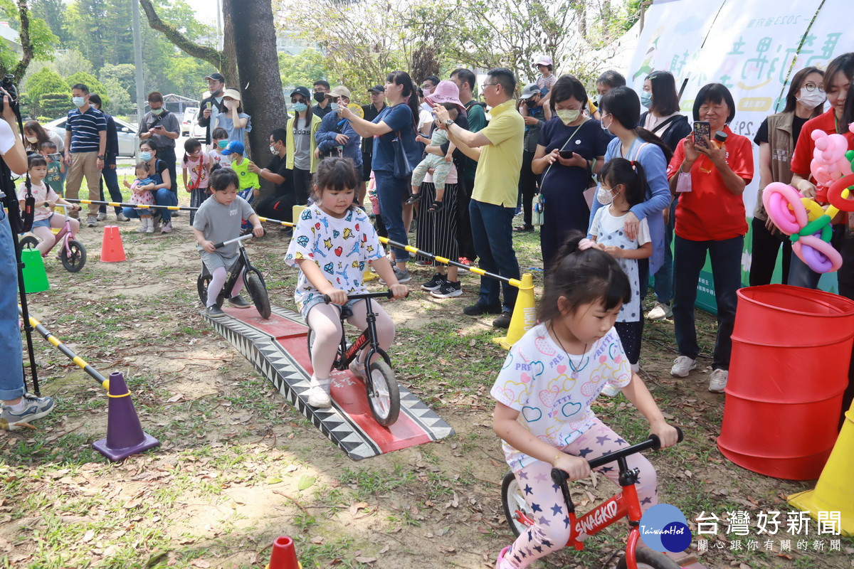 小朋友對滑步車愛不釋手。（記者扶小萍攝）