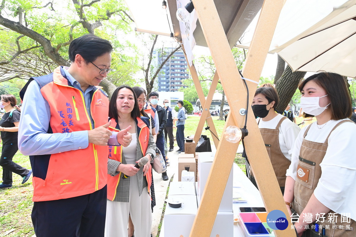 園市長張善政一一巡攤參觀觀光工廠市集。