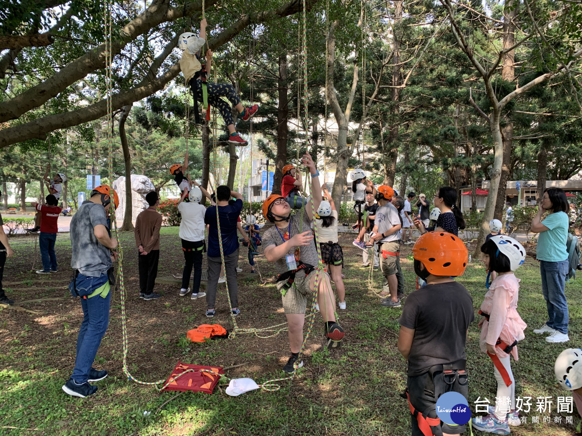 登山社特別與桃園市童軍會呂理祿訓練員共同辦理攀樹及走繩活動