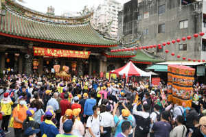 返祖廟謁祖，南瑤宮癸卯年笨港進香起駕廟埕擠滿信眾陣容壯大。圖／彰化市公所提供