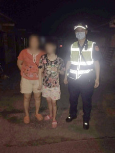 台西警方協助深夜迷路的23歲蔡女平安返家／警方提供