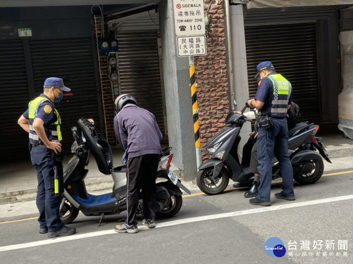 桃警「路口不停讓行人執法」，取締件數超越去年總件數。