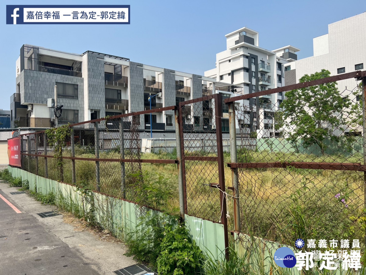 兒童公園預定地施工圍籬多處生鏽破損，除嚴重影響市容，住戶也擔心恐成治安死角／郭定緯服務處提供