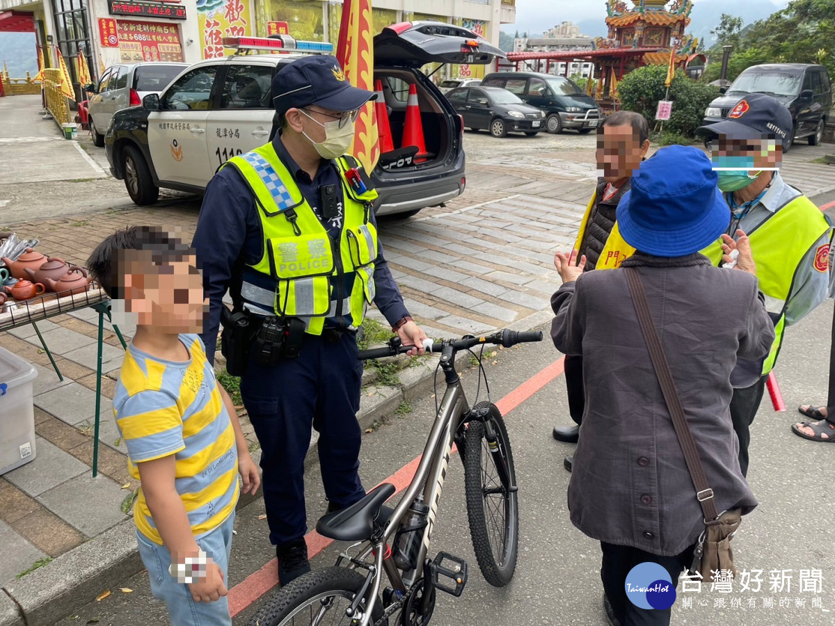男童騎單車遊桐花迷途，龍潭暖警細心照料尋親助返家。