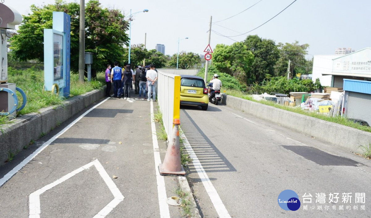 旱溪西路與自行車道共構，一般車道路幅不到4公尺，汽、機車爭道經常發生車禍事故。