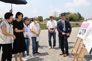 許縣長聽取簡報。（縣府提供）