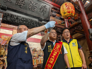 代表南瑤宮笨港進香主委林世賢市長的彰化市公所主秘許晉嘉（右）為代表進香大總理賴金鐘的公子賴志峰（中）與奉天宮董事長何達煌共持展示會過香的香火歡呼。圖／彰化市公所提供