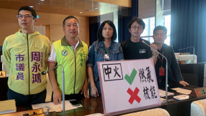 郭董拋出「 一縣市依核電廠」主張，民進黨市議員周永鴻(左起)、曾朝榮、張家銨、江肇國與蔡耀頡堅決民進黨「拒核」│立場！曾雪蒨攝