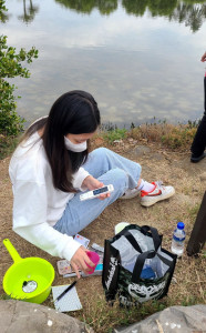 ▲吳念倚同學進行水母湖棲地調查。（圖／記者 許高祥 翻攝）