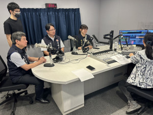 中壢分局受邀到客家廣播基金會FM105.7「講客廣播電台」宣導假網拍詐欺。