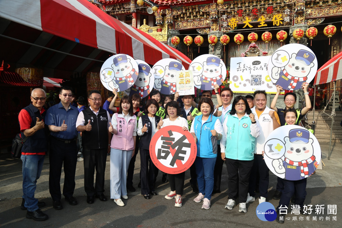 黃敏惠在現場進行治安及交通宣導／陳致愷翻攝