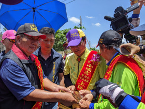 南瑤宮笨港進香主委林世賢（中）和負責接貳香的北斗中圳白鶴宮完成對龍銀（仿古銀牌）的宗教儀式。圖／彰化市公所提供