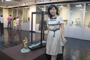 游麗君的叩鐘系列非常具鄉土風情。（記者扶小萍攝）