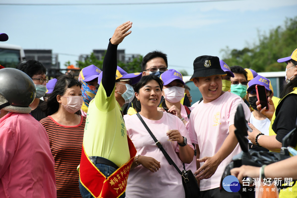 南瑤宮笨港進香回鑾進香主委在等待接駕前和接駕的信眾玩自拍。圖／彰化市公所提供