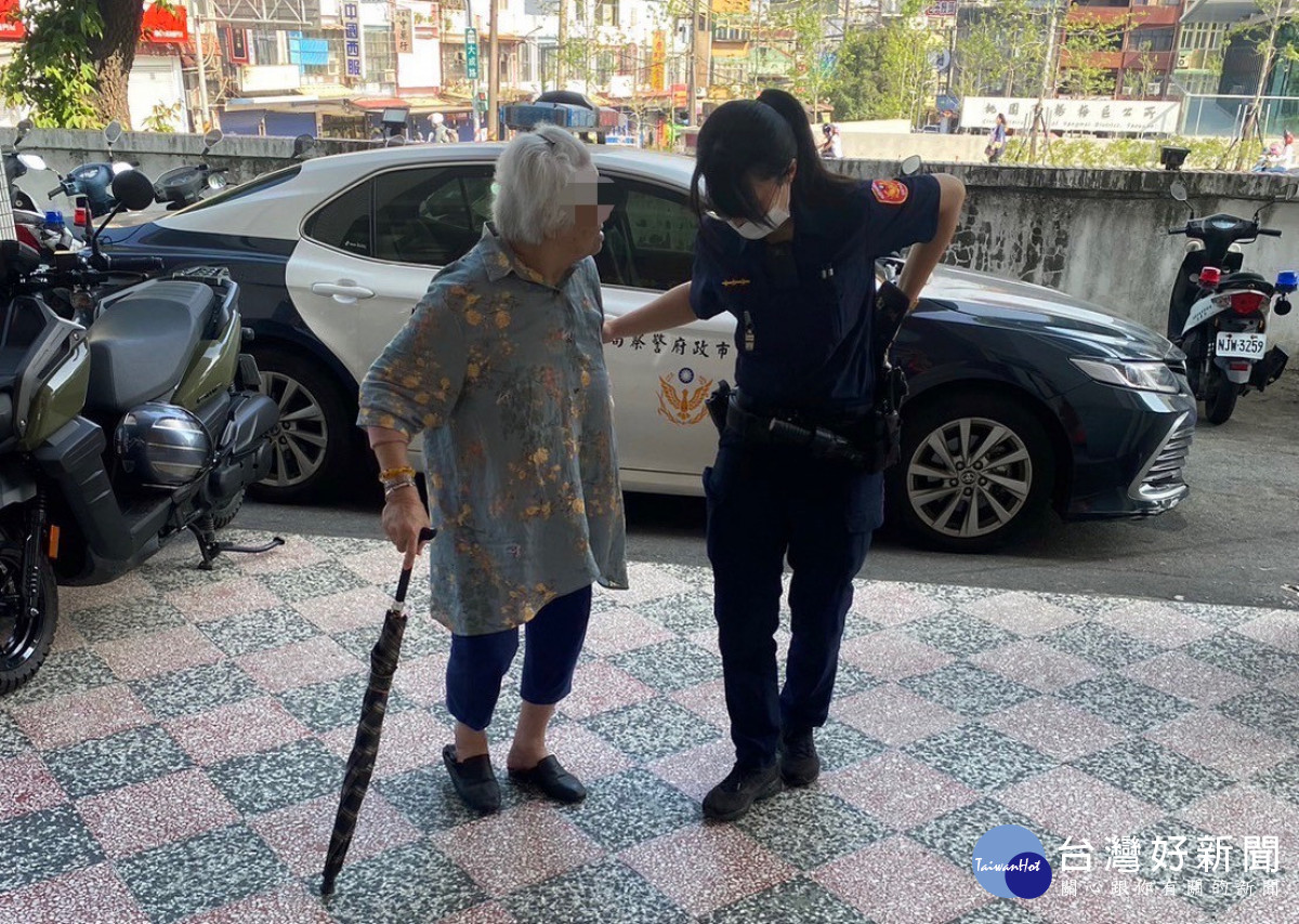 員警將老婦人帶回派出所並聯繫老婦人家屬，協助她平安返家。