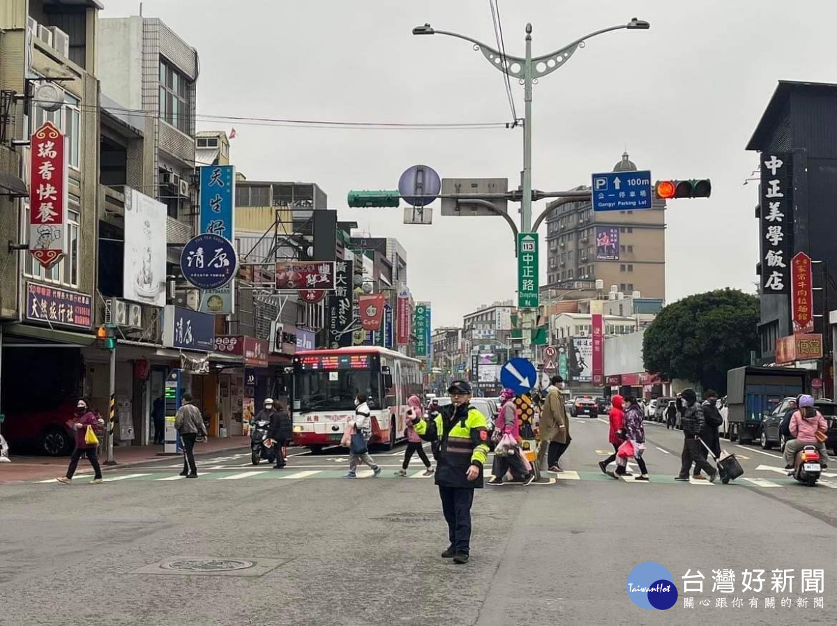 把「人行道禁止停車」當作空氣，龍潭警立懲違規以保障行人安全。