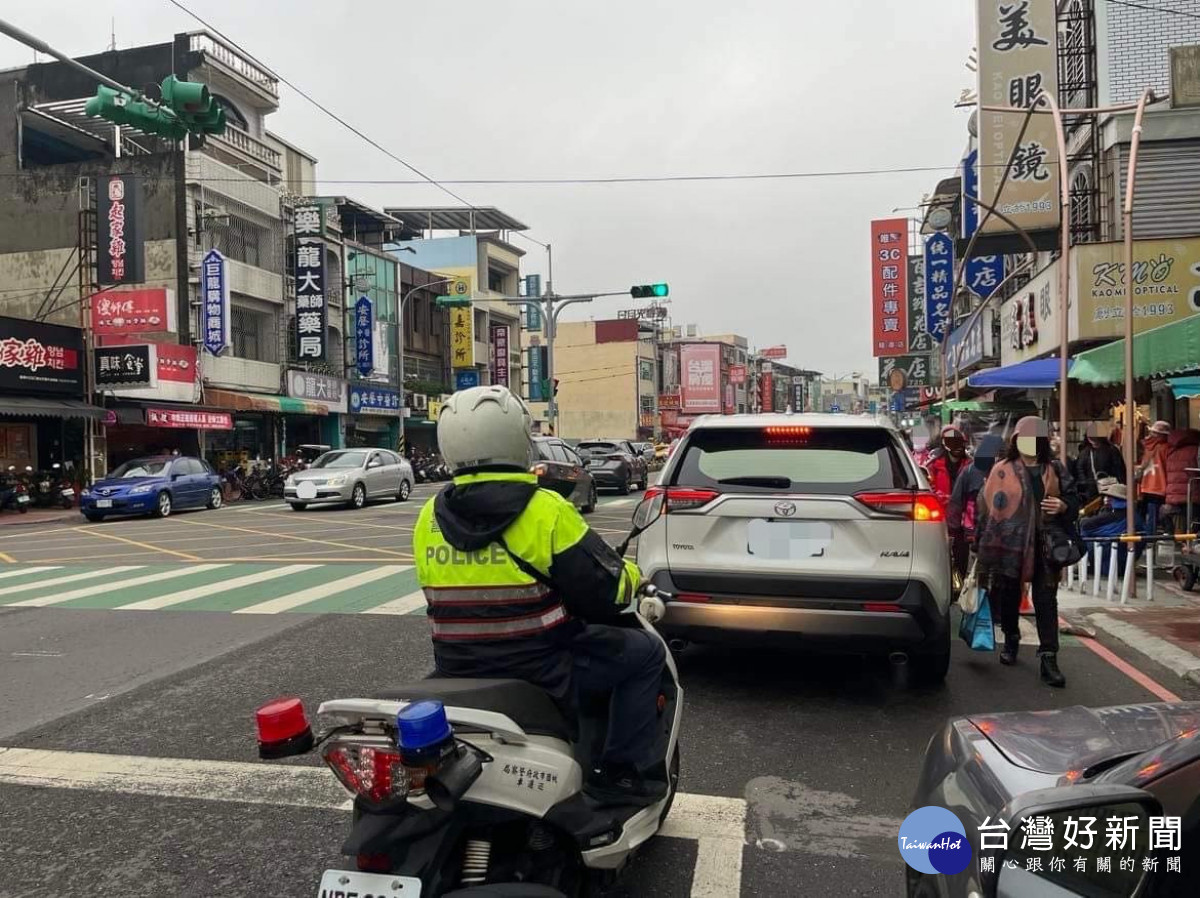 把「人行道禁止停車」當作空氣，龍潭警立懲違規以保障行人安全。