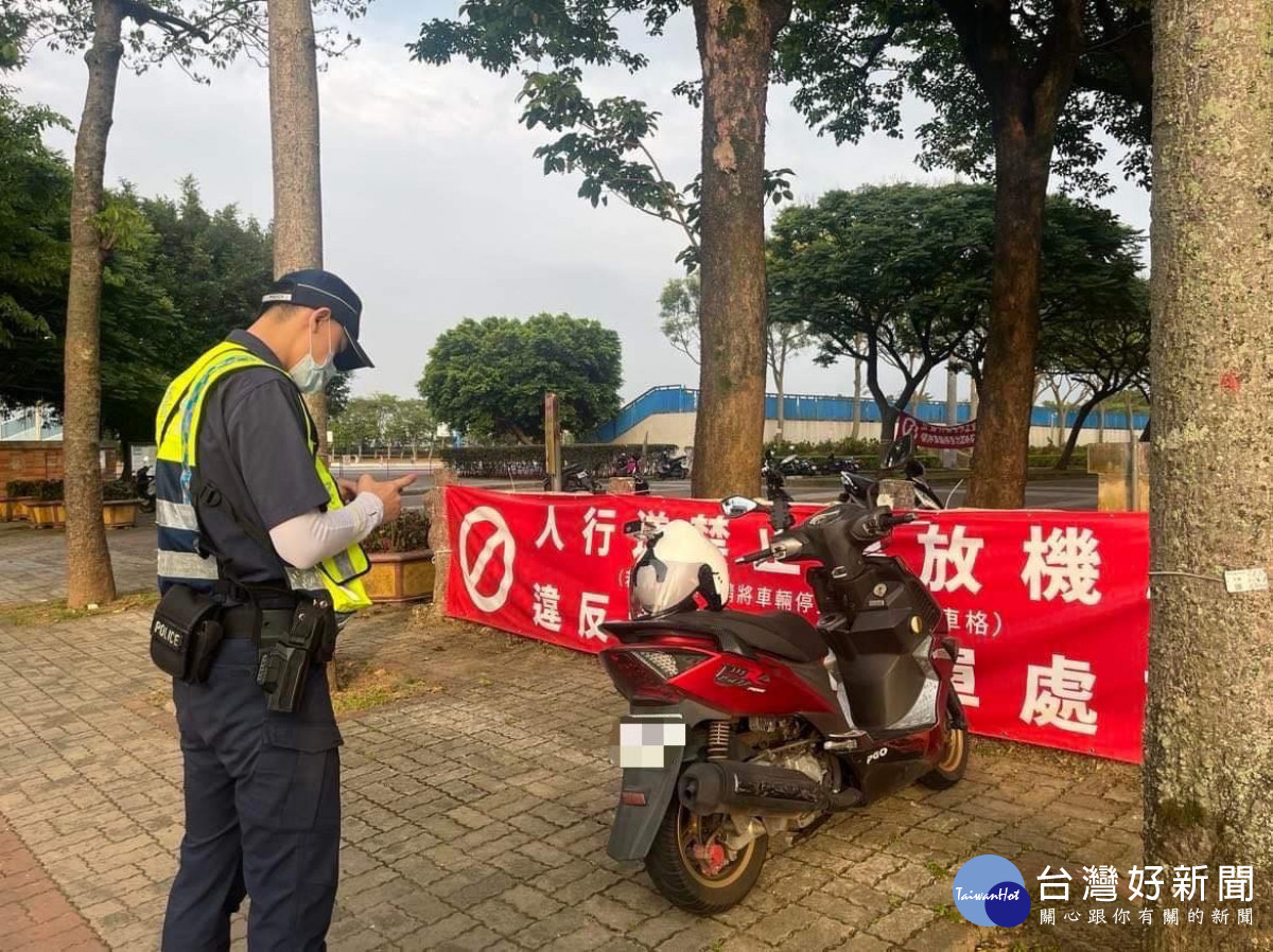 把「人行道禁止停車」當作空氣，龍潭警立懲違規以保障行人安全。