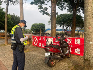 把「人行道禁止停車」當作空氣，龍潭警立懲違規以保障行人安全。