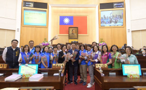 彰化縣府與彰化縣議會共同行銷在地花卉，祝福母親節快樂。圖／彰化縣政府提供