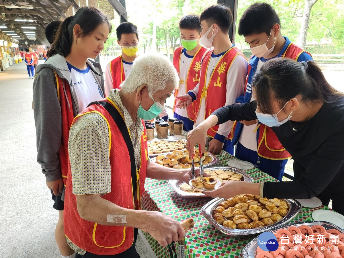 為長輩們夾餐點。