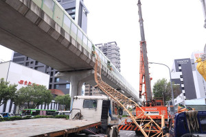 台中市南屯區捷運豐樂公園站附近「文心愛悅」建案，10日中午發生施工吊臂倒塌意外，壓中台中捷運綠線車廂，釀成1人死亡、8人受傷的重大工安事件。（圖／台中市府新聞局提供）