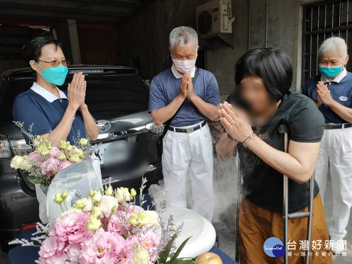 慈濟「行動浴佛車」提早來到溪湖　助個案家庭感受浴佛的義意