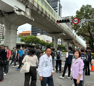 台中市議會交通地政委員會召集人陳淑華(右)與民進黨團總召呵文海(左)下午前往中捷事故現場。市議員何文海提供