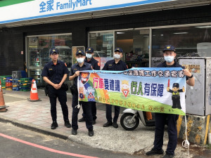 楊梅警結合婦女志工，持續街頭宣導車輛停讓行人。