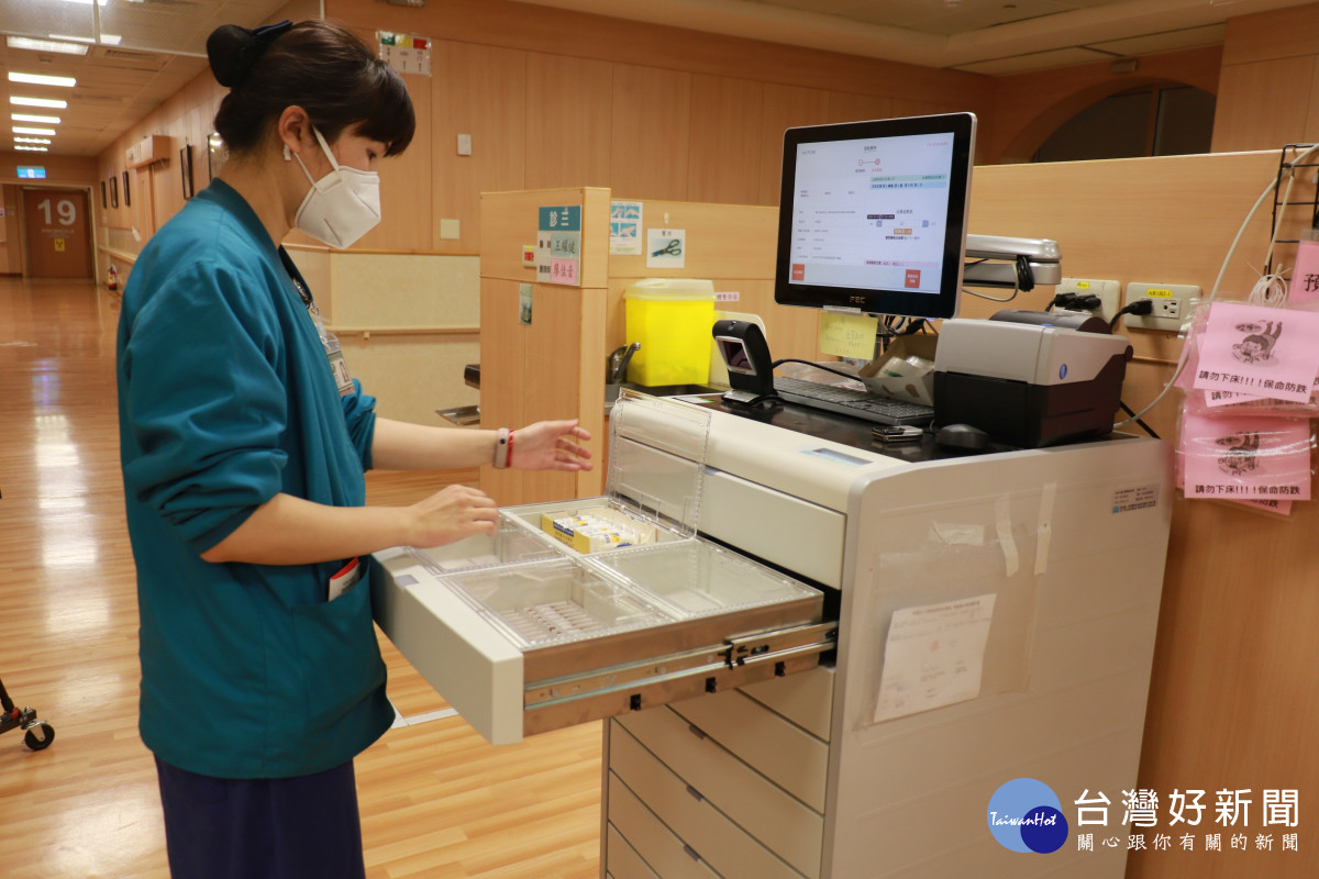 臺中慈濟醫院急診護理長廖宜芸表示，自動調配藥櫃上線後，護理人員更能專注於照顧病人。