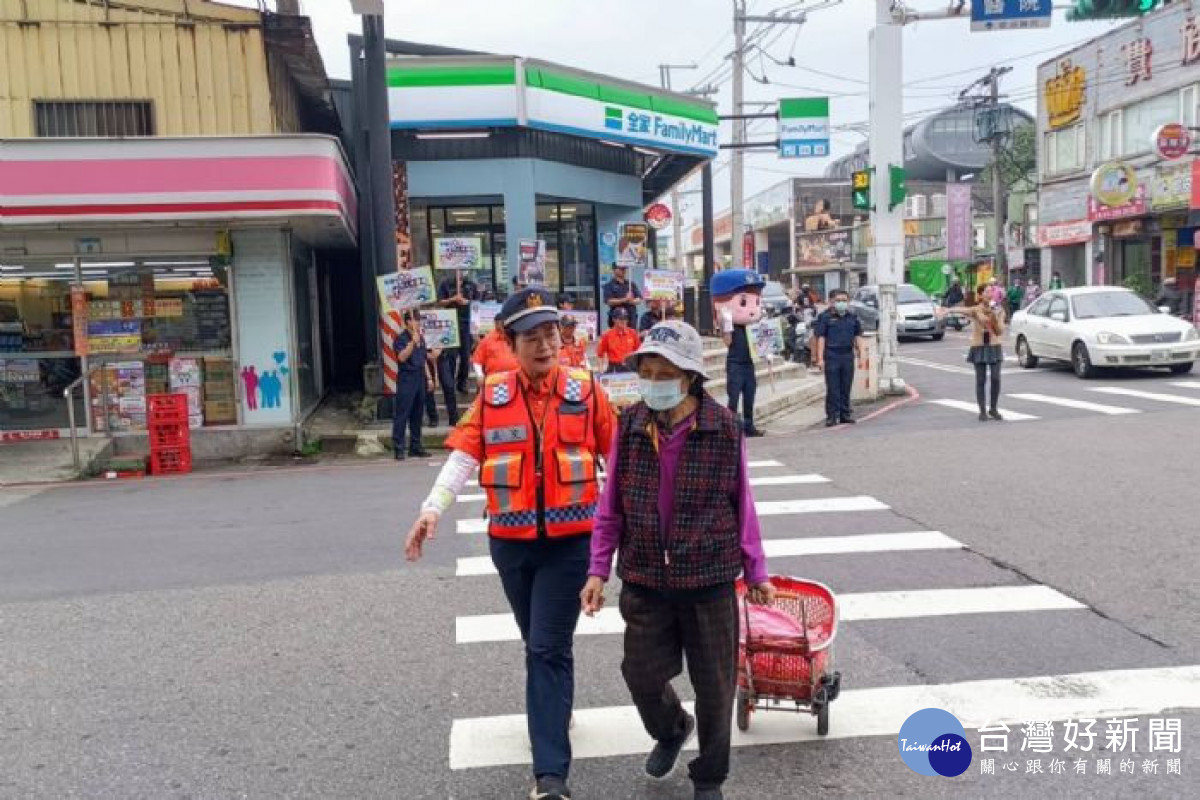 桃警推動路口「車輛慢看停、行人停看聽」。