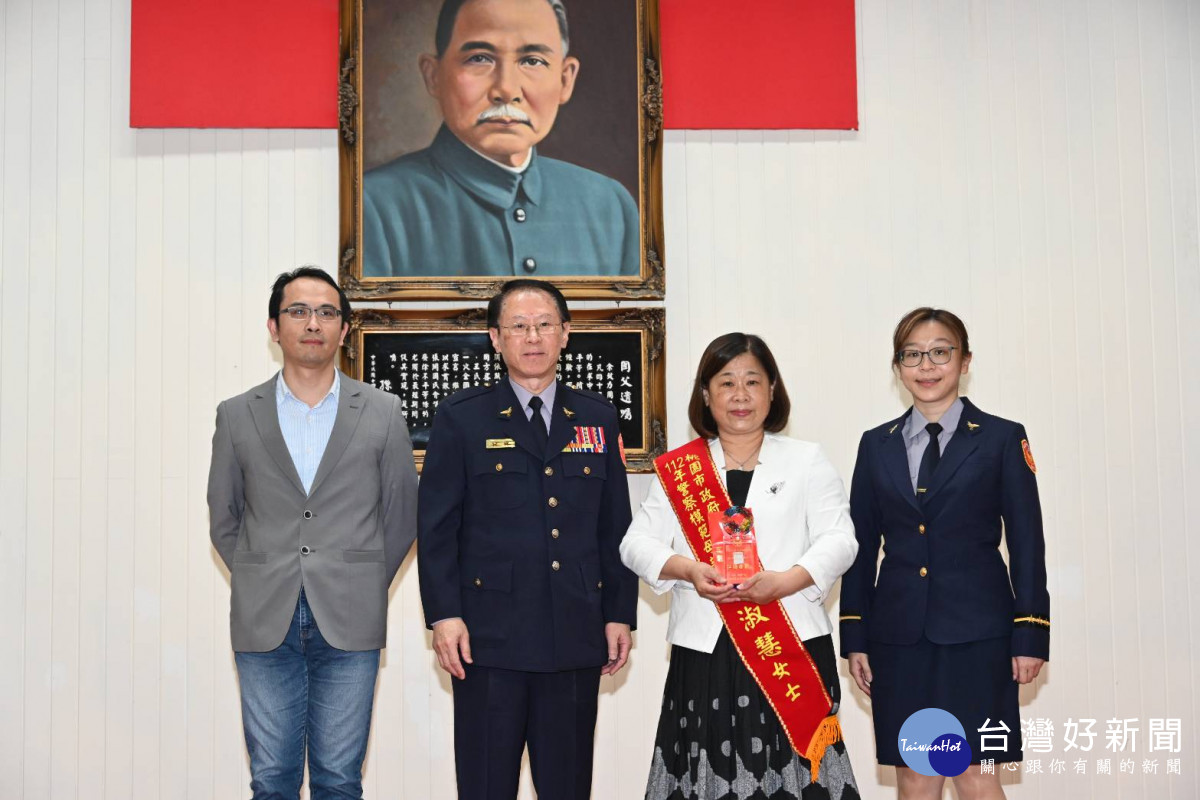 副局長蔡鴻義代表警察局致贈榮譽狀及禮券，感謝警察模範母親之辛勞。