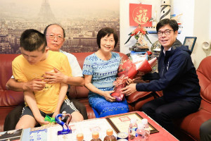▲陳其邁致贈熱情的火鶴花祝福秀英媽媽母親節快樂。（圖／記者 許高祥 翻攝）