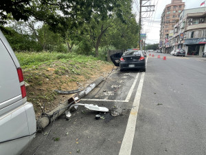 駕駛不只撞斷電線桿還撞毀停在一旁的警車。