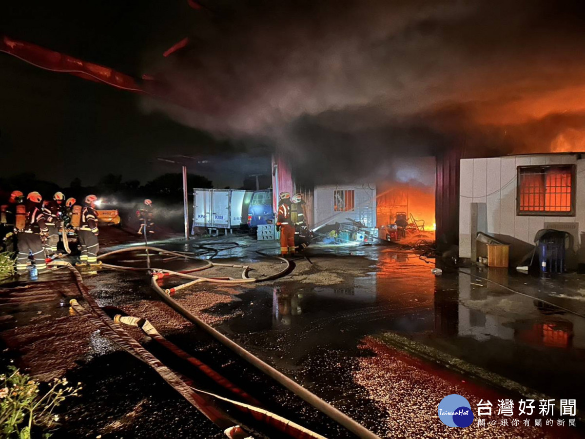 新屋區汽車烤漆廠火警，消防部門動員了63名消防人員參與救援行動，無人傷亡。