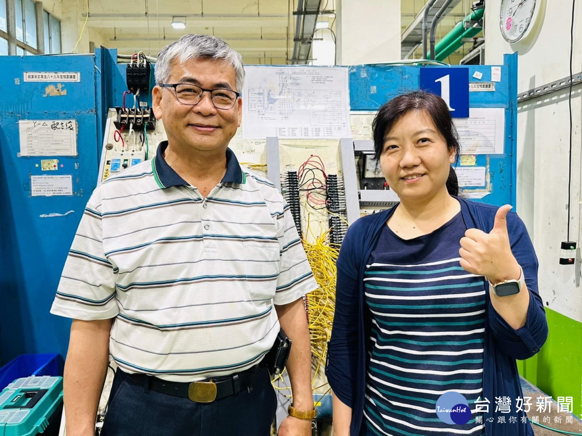 王月雲(右)感謝訓練師李居芳(左)帶她了解冷凍空調的專業領域。