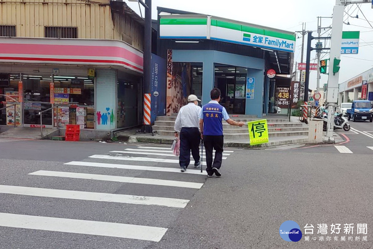 針對台灣遭外媒評為「行人地獄」，桃園市議員徐其萬建議提供警示小旗供行人持用。