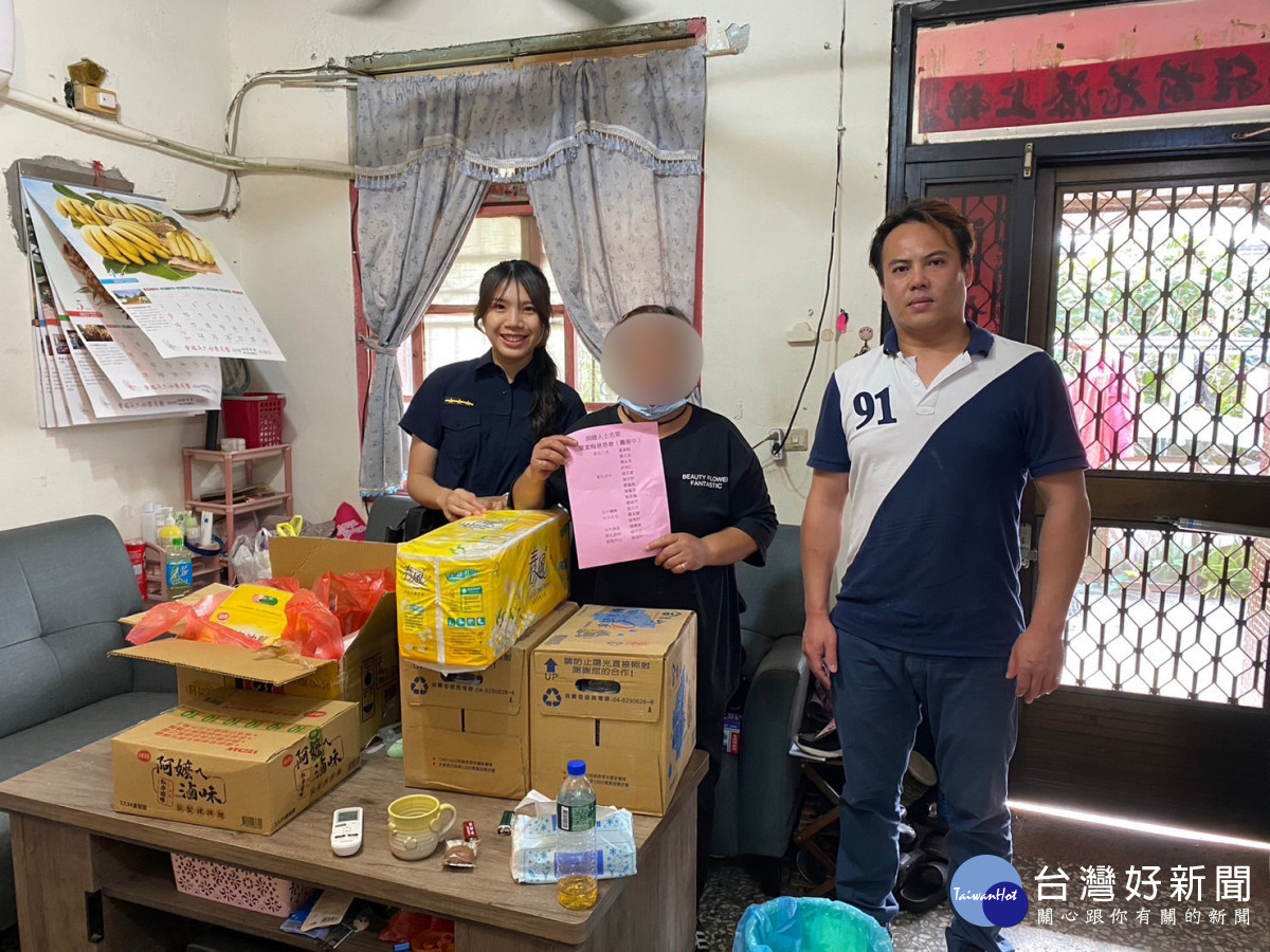 陳泳良先生與員警發送物資到轄內獨居老人、低收及弱勢家庭等生活困頓的家庭中。／警方提供　