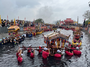 布袋鎮新塭嘉應廟舉辦「衝水路、迎客王」祭典，信眾齊聚王船碼頭／嘉義縣政府提供