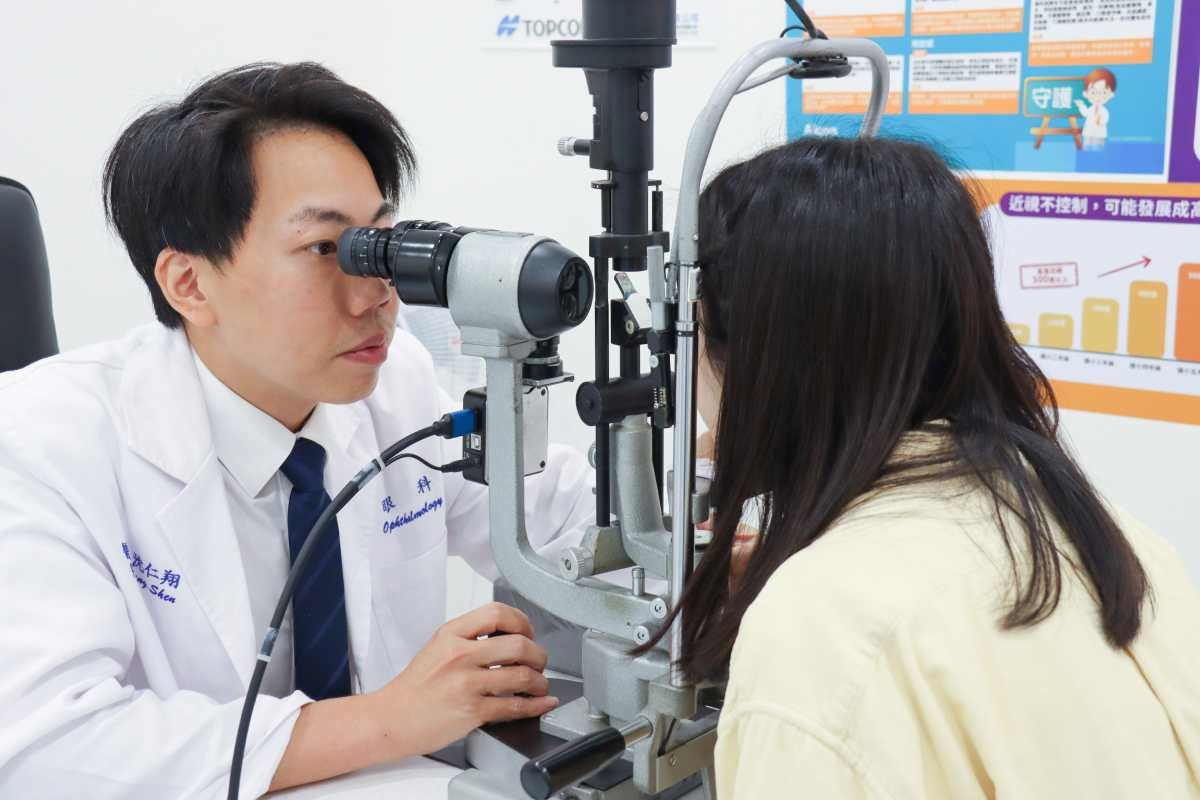 沈仁翔醫生為病患檢查眼睛狀況。