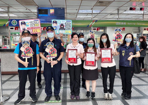 陳宏平親自率隊前往北港分局進行防詐騙宣導，同時頒發感謝狀及禮券致意，讚揚3名行員的義行。／警方提供