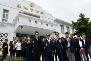 彰化市長林世賢與日本北海道余市町齊藤啓輔町長（前中二人）等人在市公所大門口留下歷史的一刻。圖／彰化市公所提供