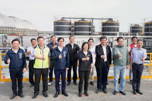 ▲呼籲節約用水，蔡英文視察興達電廠海淡機組並致贈加菜金慰勞。（圖／記者 許高祥 翻攝）