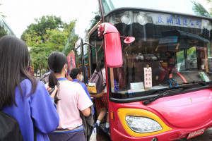 台中市政府提供「教育會考專車」，協助載送考生安心應考。