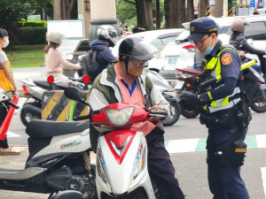 行人高發事故路口專案執法，平鎮警打造安全行人環境。