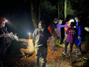 民眾北插天山受困，警、消連夜搜救。